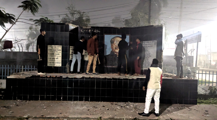 পটুয়াখালীতে বঙ্গবন্ধুর দুই ম্যুরাল ভাঙচুর