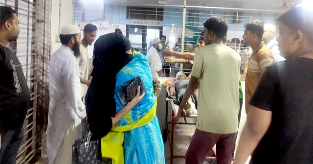 গুলিস্তানে বিস্ফোরণ: ঢামেকে স্বজনদের কান্না-আর্তনাদ