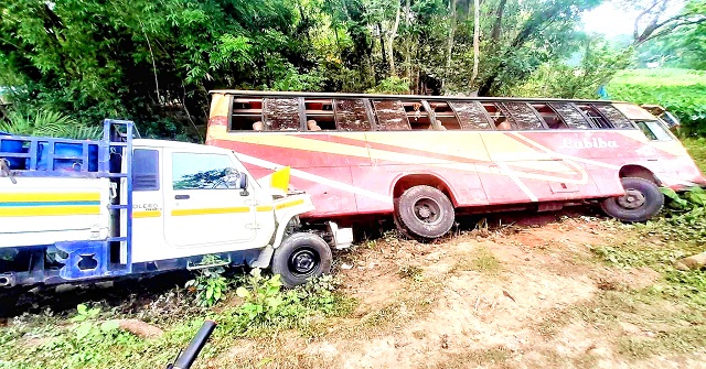 ঝালকাঠিতে বাস ও পিকআপ ভ্যান খাদে 