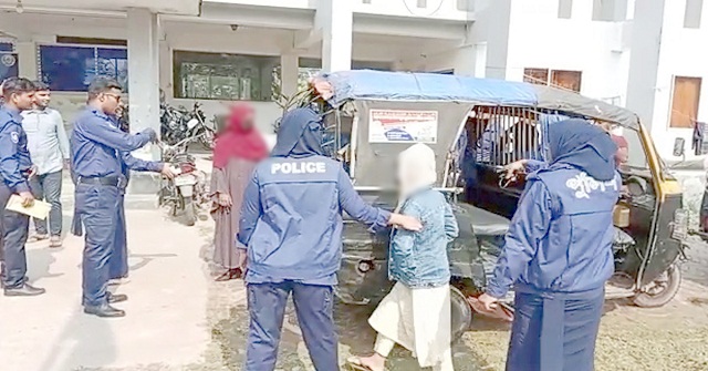 পর্যটকদের অভিযোগে কুয়াকাটায় ৫ নারী আটক