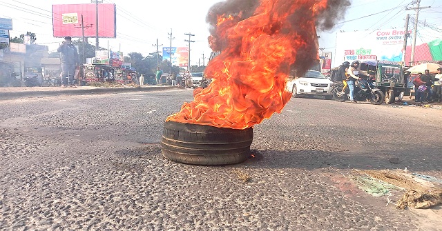 হাদি হত্যায়ে জড়িতদের বিচার দাবিতে ঢাকা-বরিশাল মহাসড়ক অবরোধ