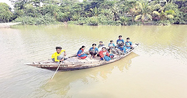 নৌকা চালিয়ে খাল পাড়ি দিয়ে স্কুলে যায় শিশুরা 