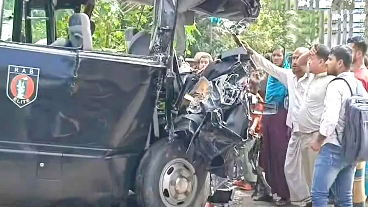 পটুয়াখালীতে র‍্যাবের গাড়ি-বাসের সংঘর্ষে শিশুসহ নিহত ৩