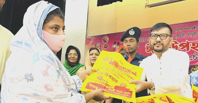 লালমোহনে হতদরিদ্রদের মধ্যে ঈদ উপহার বিতরণ 