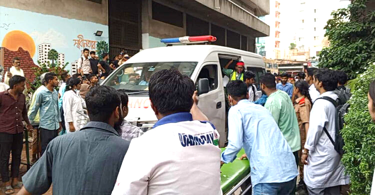 ছুটির পর বাচ্চাদের ক্লাসরুম থেকে বের করছিলাম, হঠাৎ আগুনে ঝলসে যাই