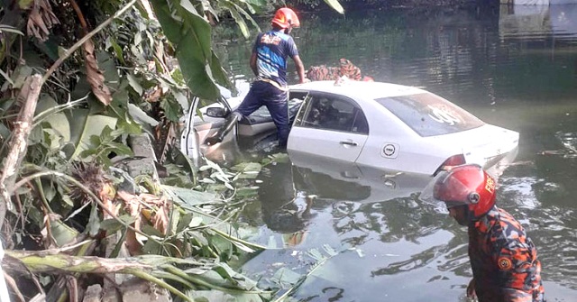 গৌরনদীতে ভ্যানকে ধাক্কা দিয়ে পুকুরে প্রাইভেটকার 