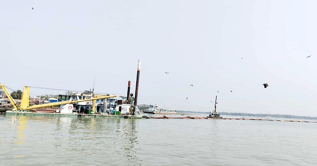 নাব্যতা সংকটে হুমকিতে দক্ষিণাঞ্চলের নৌ যোগাযোগ!