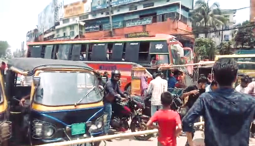 ঢাকা-বরিশাল মহাসড়ক অবরোধ, ৬ জেলার যান চলাচল বন্ধ