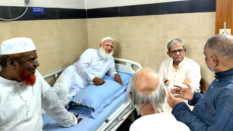  জামায়াত আমিরকে দেখতে হাসপাতালে বিএনপি মহাসচিব