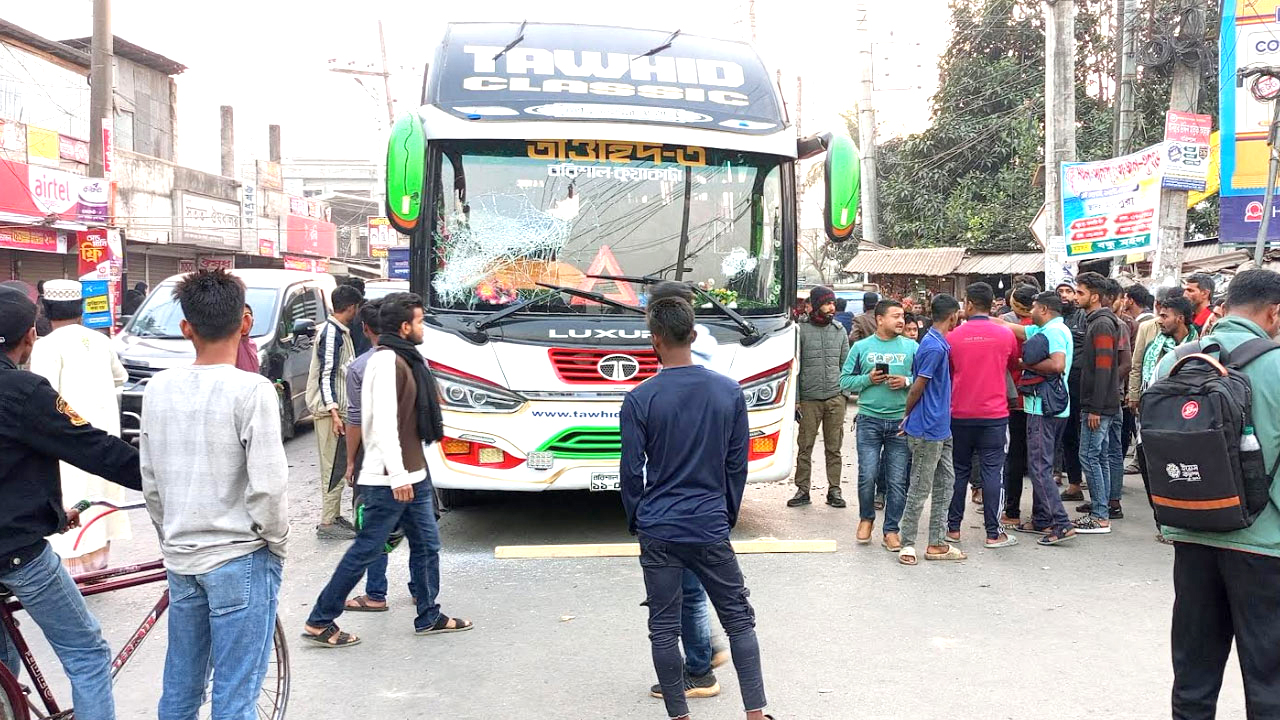 বরিশালের ১৬ রুটে বাস ধর্মঘট চলছে 
