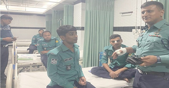 জামায়াতের সঙ্গে সংঘর্ষে ১০ পুলিশ আহত
