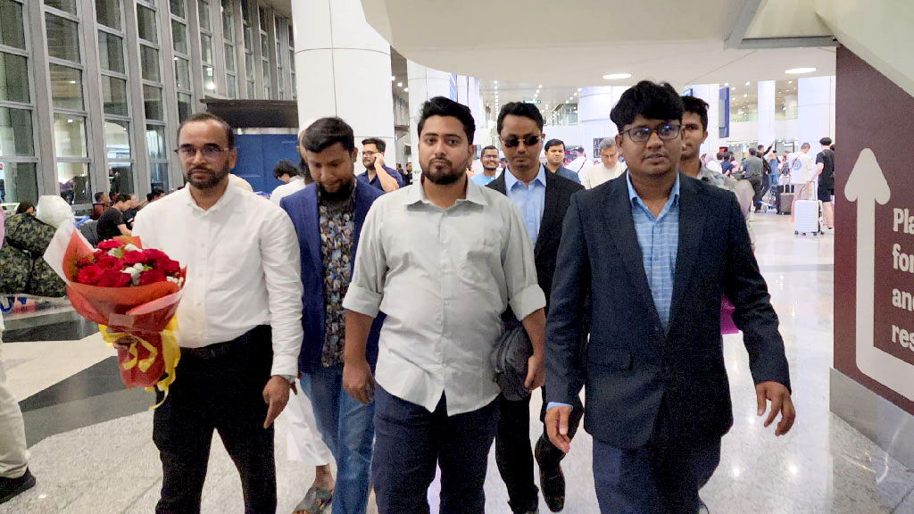 মালয়েশিয়ায় পৌঁছেছেন নাহিদ ইসলাম