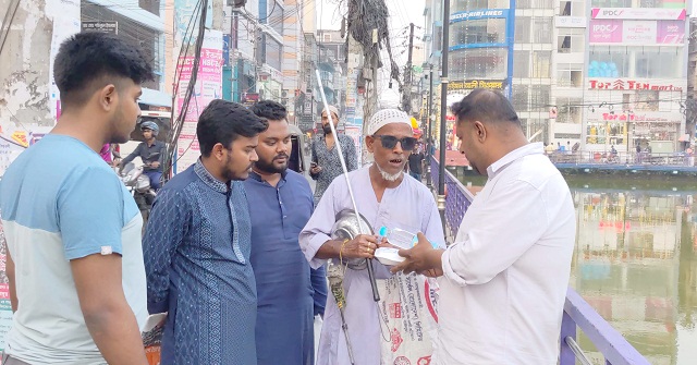 রোজার শুরুতেই ইফতার সামগ্রী নিয়ে সুবিধাবঞ্চিতদের পাশে ছাত্রদল নেতা