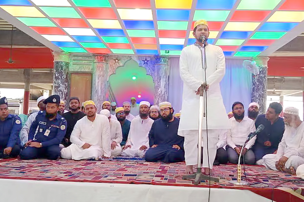 ছারছীনা দরবারের মাহফিলে তথ্য উপদেষ্টা মাহফুজ, দেশ সংস্কারে দোয়া কামনা