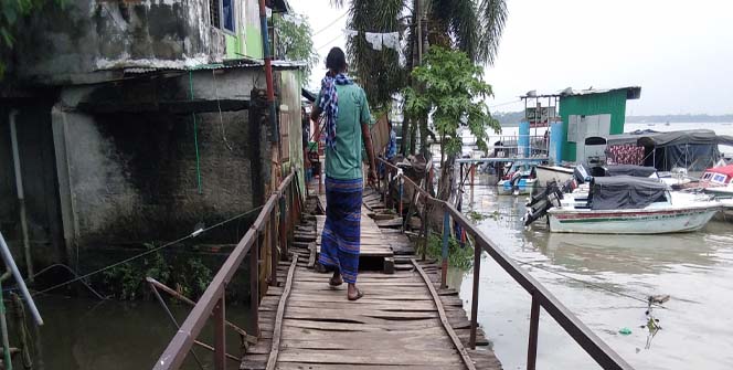 ৯ বছরেও মেরামত হয়নি বরিশাল সিটির আয়রন ব্রিজ
