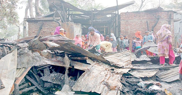 দৌলতখানে আগুনে চার বসতঘর পুড়ে ছাই