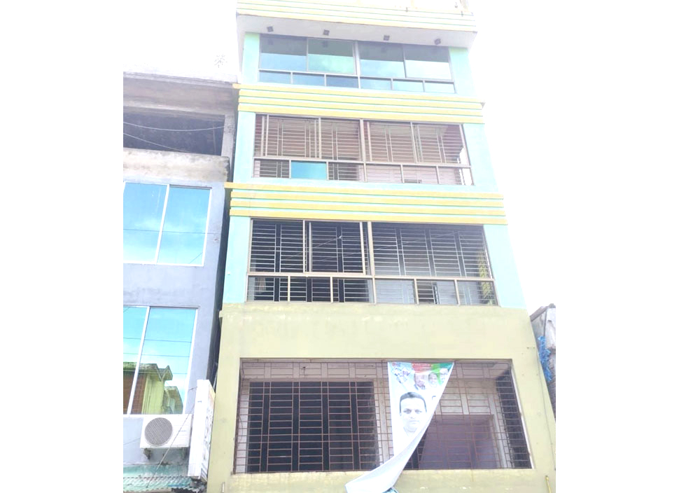 ঝালকাঠিতে হেলে পড়েছে পাঁচতলা ভবন, আতঙ্কে বাসিন্দারা