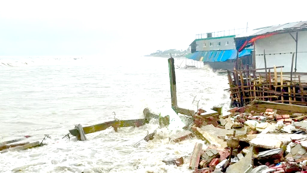 সাগরের ঢেউয়ে ক্ষয়ে যাচ্ছে কুয়াকাটা সমুদ্রসৈকত