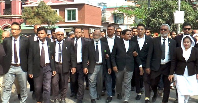 বরিশালে আদালত বর্জন করে আইনজীবীদের বিক্ষোভ