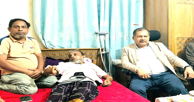 ঢাকায় সড়ক দুর্ঘটনায় আহত আগৈলঝাড়ার বিএনপি নেতা মনুকে দেখতে গেলেন তথ্য মন্ত্রী 