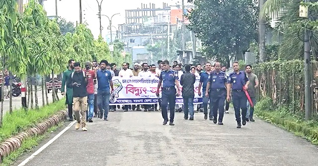বরগুনায় ঘনঘন লোডশেডিং বন্ধসহ ৭ দফা দাবিতে বিদ্যুৎ অফিস ঘেরাও