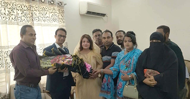 বাংলাদেশ রেড ক্রিসেন্ট সোসাইটির চেয়ারম্যানকে ফুলেল শুভেচ্ছা