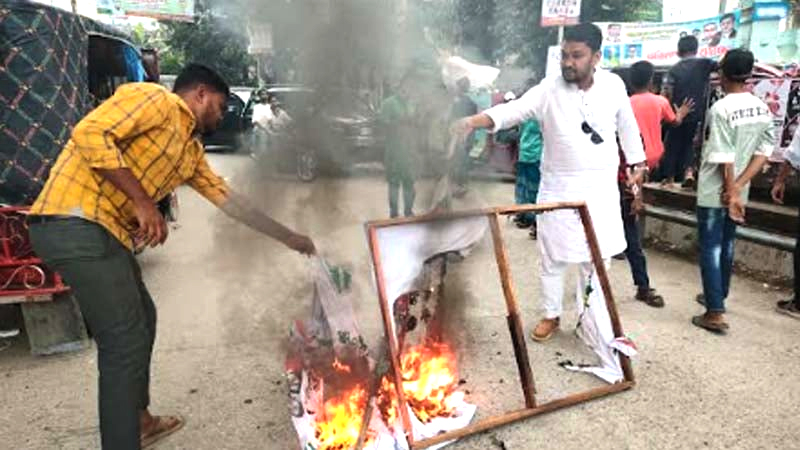  চকরিয়ায় এনসিপির পথসভার মঞ্চ ভাঙচুর বিএনপি নেতাকর্মীদের