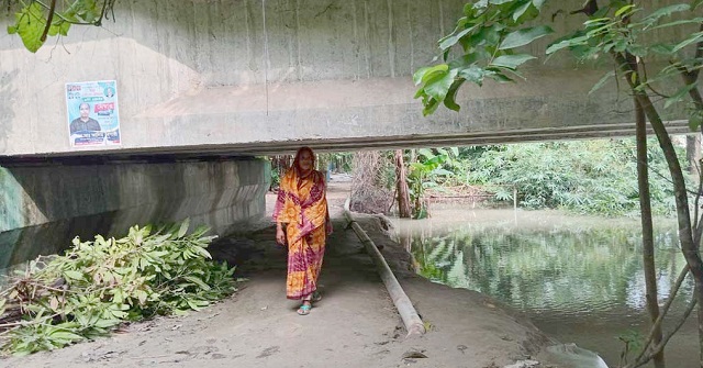 মুলাদীতে রাস্তা বন্ধ করে দেওয়ায় সেতুর নিচ দিয়ে চলাচল ২০০ পরিবারের 