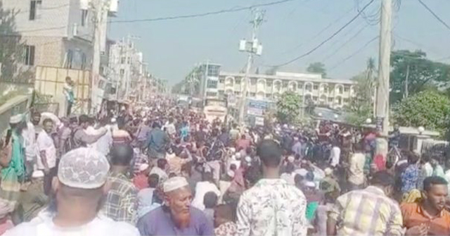 কুয়াকাটায় অবৈধ স্থাপনা উচ্ছেদের প্রতিবাদে সড়ক অবরোধ