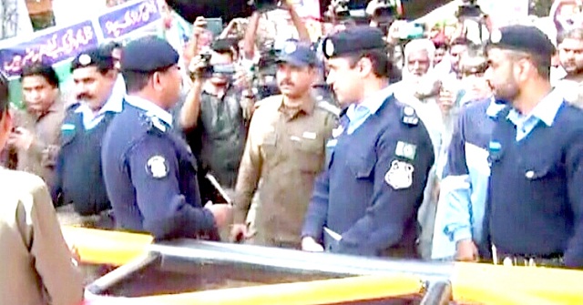 হাতকড়া নিয়ে পালিয়ে যাওয়া সাবেক যুবদল নেতা ধর্ষণ করতে গিয়ে আটক