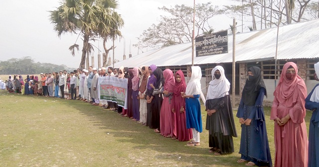  মঠবাড়িয়ায় খেলার মাঠ রক্ষার দাবিতে ৪ শিক্ষা প্রতিষ্ঠানের মানববন্ধন