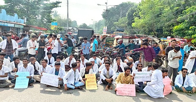 বরিশালে সড়ক অবরোধ করে শিক্ষার্থীদের বিক্ষোভ