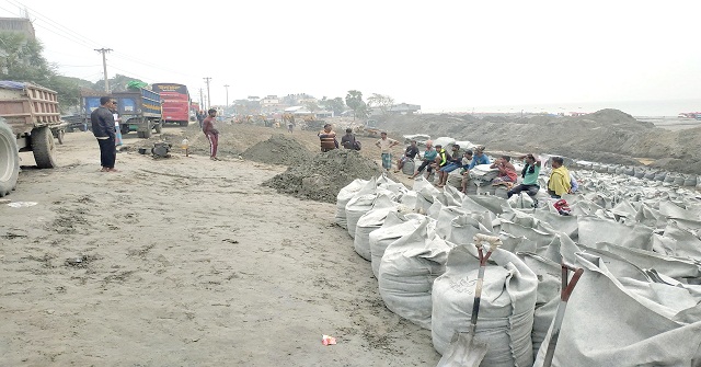শহর রক্ষা বাধে অনিয়ম, স্থানীয়দের বাধায় কাজ বন্ধ
