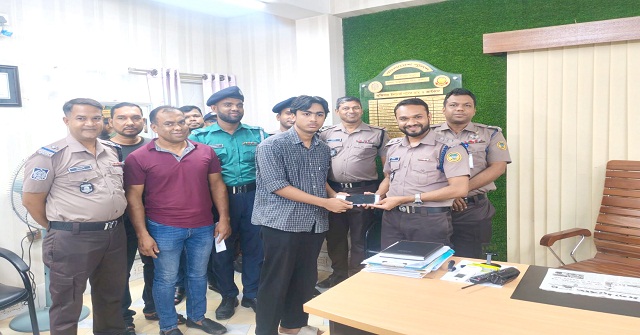 এক মাসে উদ্ধার ২০ হারানো মোবাইল মালিকদের হাতে ফিরিয়ে দিল পুলিশ