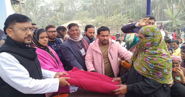 লালমোহনে ৬ হাজার শীতার্ত মানুষের মধ্যে কম্বল বিতরণ 