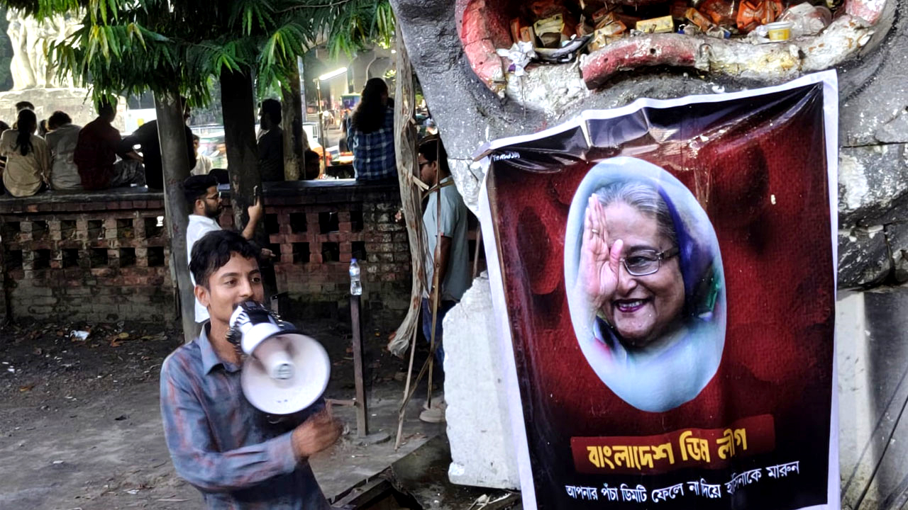 টিএসসিতে শেখ হাসিনার ছবিতে ডিম নিক্ষেপ