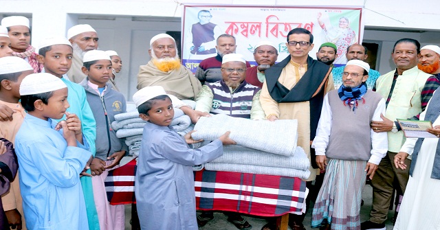 বরিশ‍ালে মাদ্রাসা ও এতিমখানায় কম্বল বিতরণ 