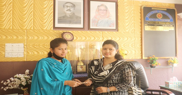 ভাণ্ডারিয়ায় মেধাবী প্রতিবন্ধী শিক্ষার্থীকে আর্থিক অনুদান ইউএনও’র