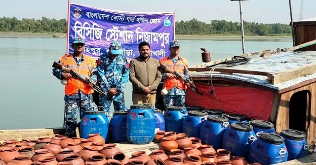 দুই কোটি বাগদা চিংড়ির রেনুসহ ২ ট্রলার আটক 