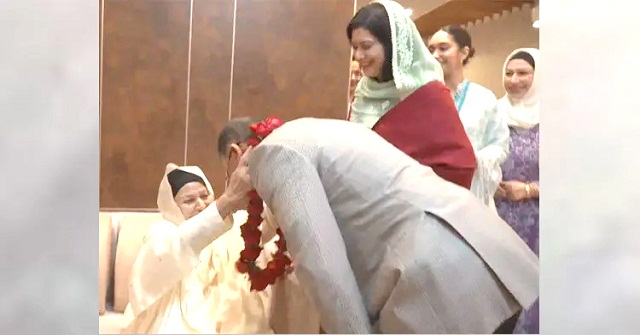 বিমানবন্দরে তারেক রহমানকে বরণ করলেন শাশুড়ি