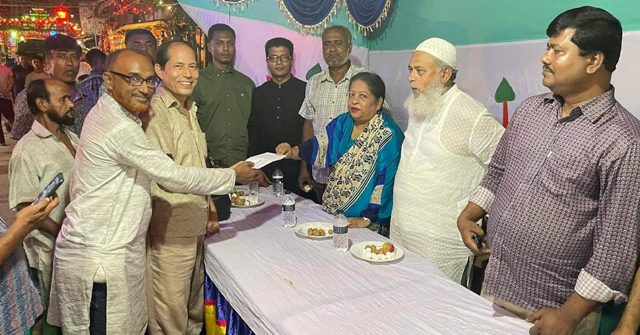 রাজাপুরে পূজা মন্ডপে আর্থিক অনুদান প্রদান