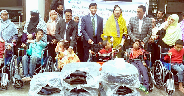 বরিশালে প্রতিবন্ধী ও অসহায় শিশুদের হুইল চেয়ার বিতরণ