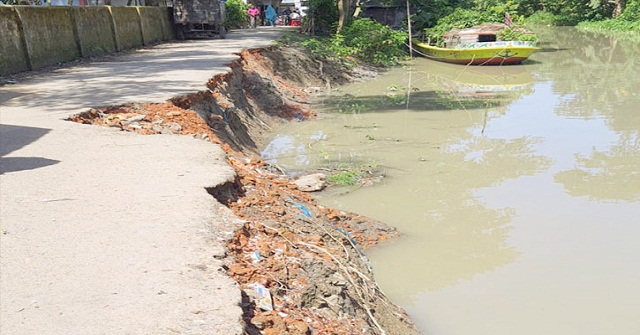 বরগুনায় সড়ক ভেঙে নদীতে, চলাচলে ভোগান্তি