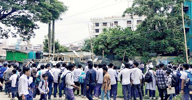 বরিশালে বাণিজ্য মেল‍ার সেই গণশৌচাগার ভেঙে দিল শিক্ষার্থীরা
