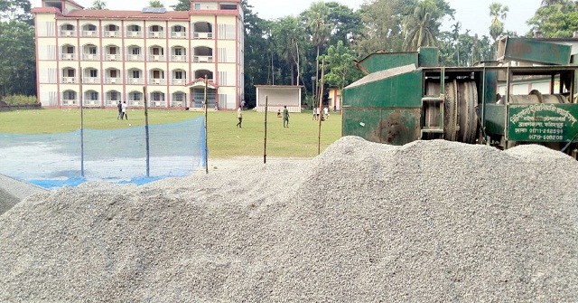 ঝালকাঠিতে বিদ্যালয়ের মাঠে নির্মাণ সামগ্রী, নষ্ট হচ্ছে শিক্ষার পরিবেশ