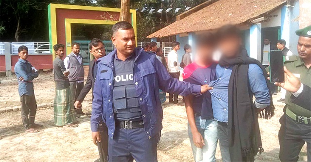 দুমকিতে জাল ভোট দেওয়ার সময় ২ কিশোর আটক
