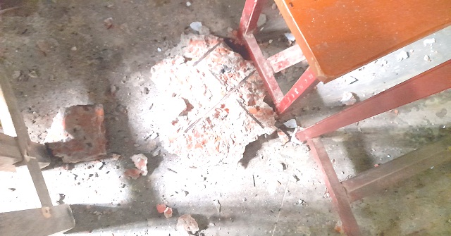 রাজাপুরে পরীক্ষা চলাকালে ভবনের পলেস্তারা খসে পড়ে ৭ শিক্ষার্থী আহত