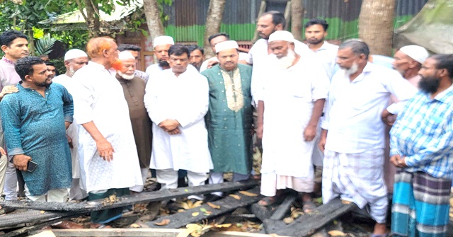 বুখাইনগরে অগ্নিকাণ্ডে ক্ষতিগ্রস্ত পরিবারের পাশে বিএনপি নেতা রহমাতুল্লাহ