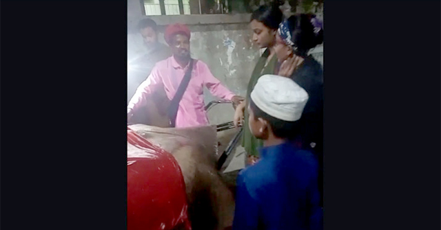 বরিশালে শাপলাপাতা মাছ বিক্রির জন্য মাইকিং, প্রাণীপ্রেমীদের বাধা