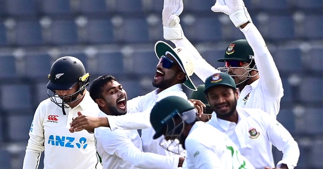 কক্সবাজারে খাবার নিয়ে বন্যাদুর্গতদের পাশে তরুণরা